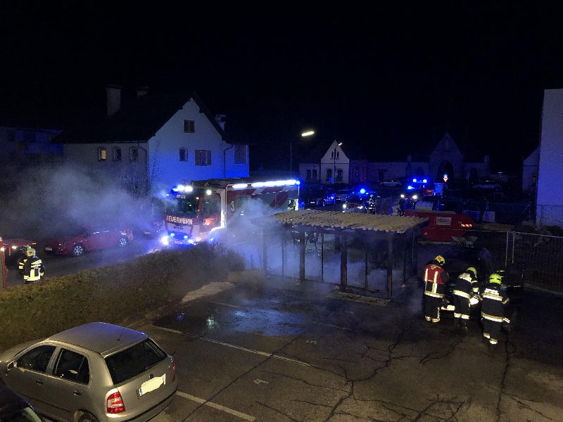 Brand überdachte Müllinsel (Bild 1)
